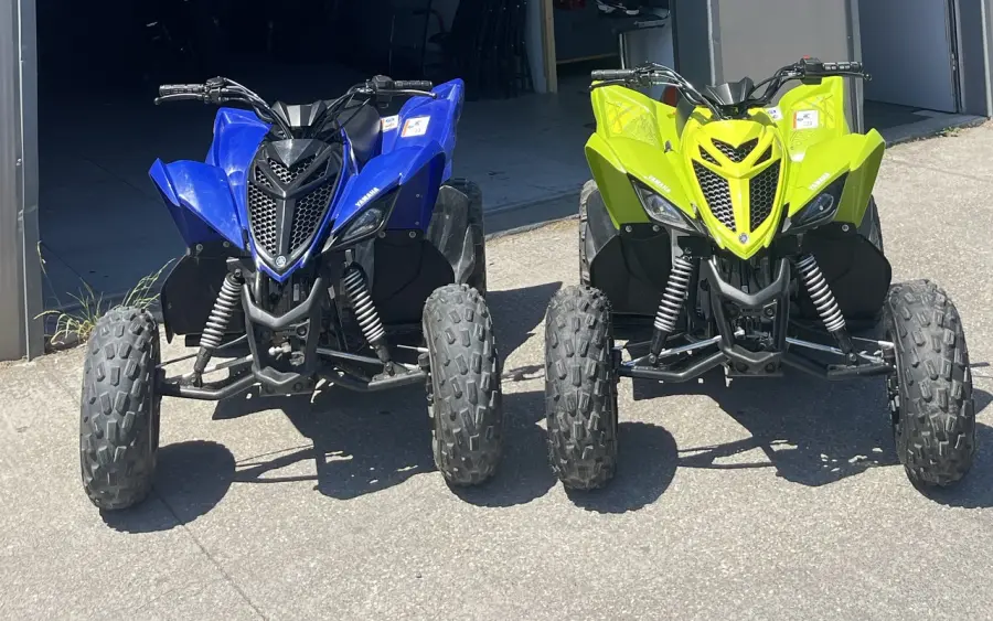 Deux quads enfants, un bleu et un jaune, proposés en location par Auto Francilien